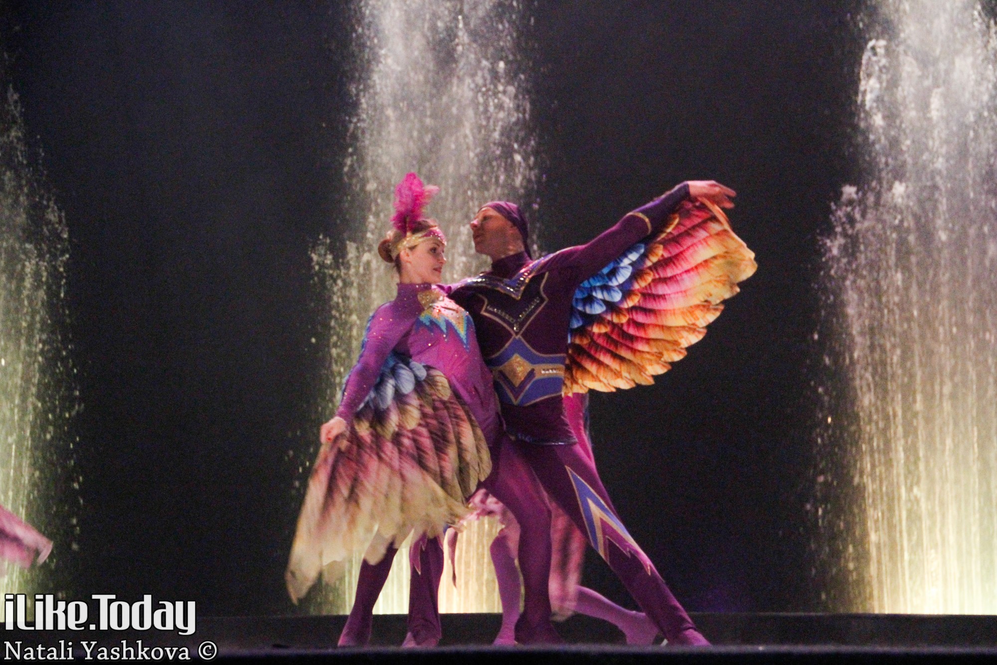 Шоу легенда отзывы. Цирк танцующих фонтанов Аквамарин. Мая талант Легенда шоу.